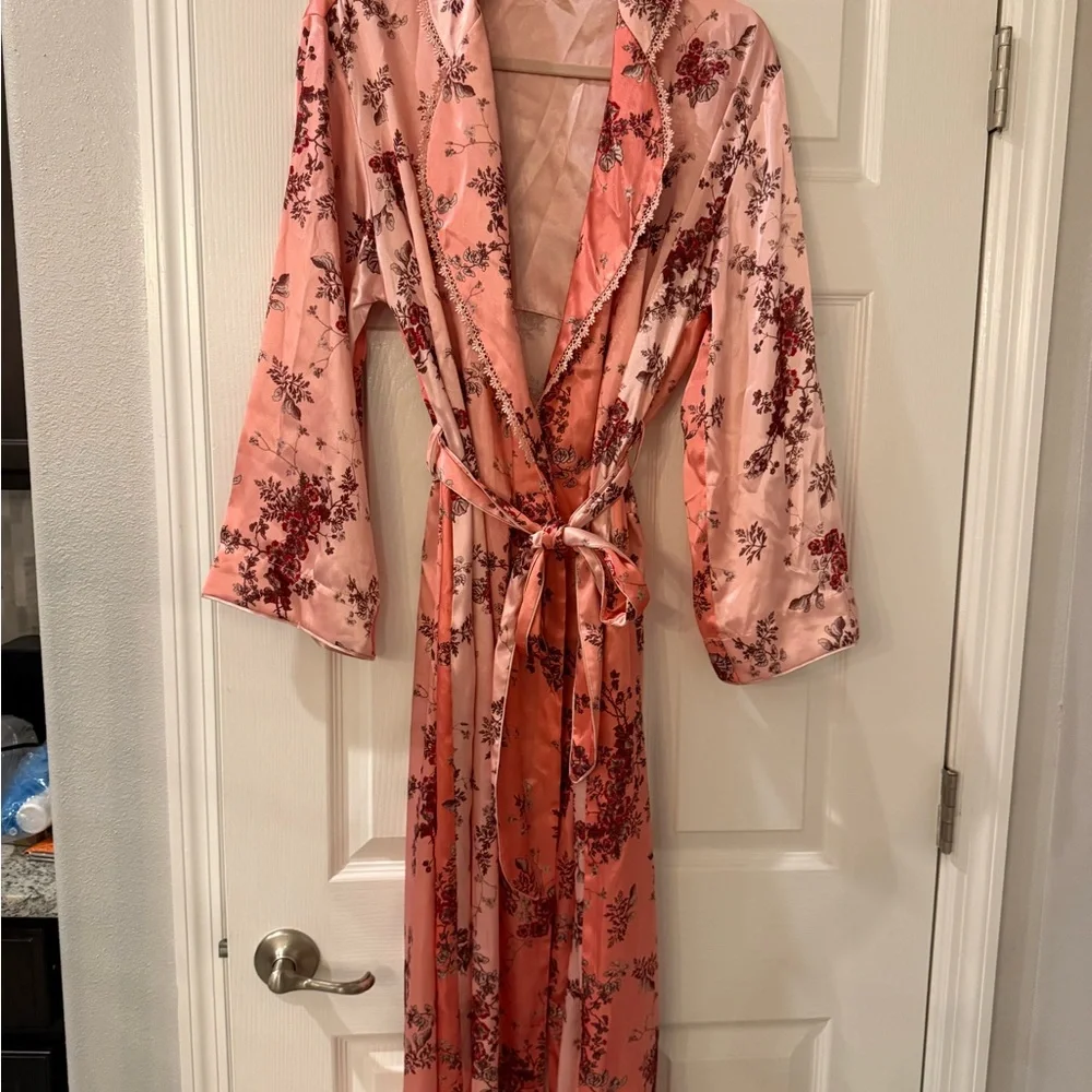Sensara vintage Floral Satin Robe in Pink - Picture 1 of 6